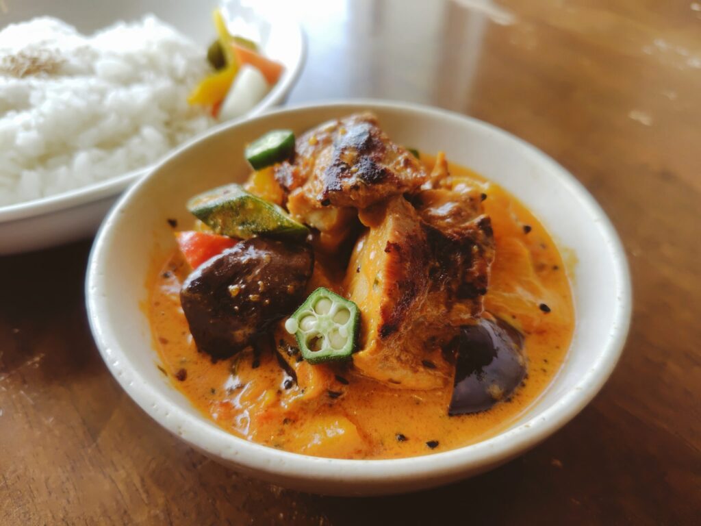 野菜バターチキンの画像。