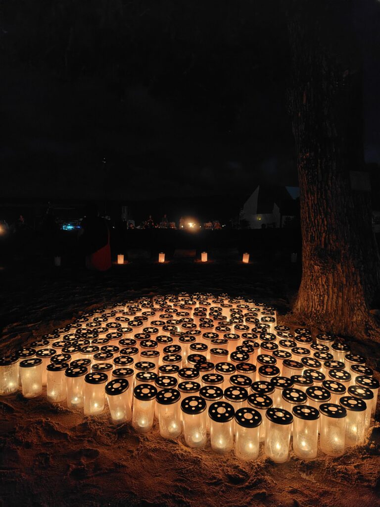 ハート形に並ぶランタン。